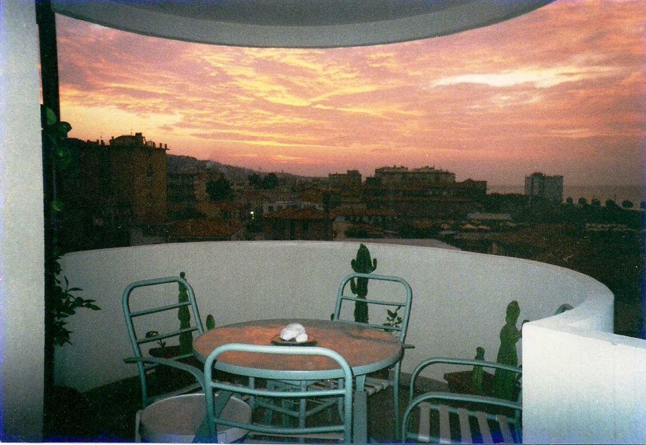 Appartamento - Terrazzo Vivibile Vista Mare, Wi-Fi Gratuito Vallecrosia Extérieur photo